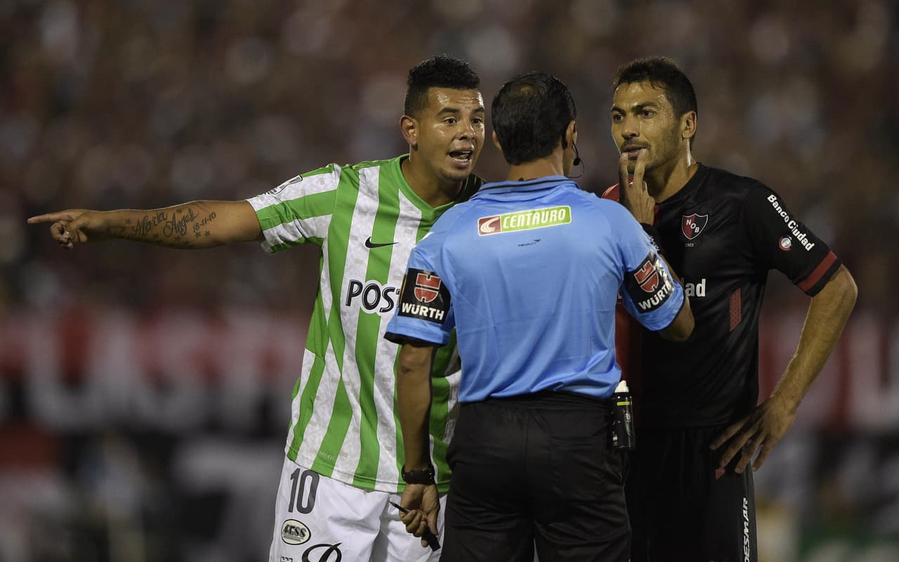 Con su llegada al Atlético Nacional, con Juan Carlos Osorio como técnico, el jugador controló más sus maneras, aunque en ocasiones fue víctima de su temperamento en la cancha, perjudicando a su equipo.