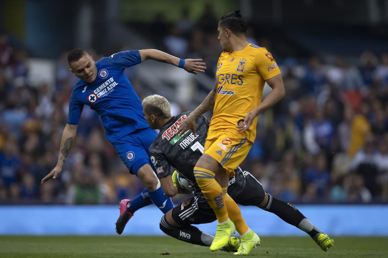 En el primer tiempo 'Cabecita' Rodríguez tuvo un choque con el guardameta argentino.