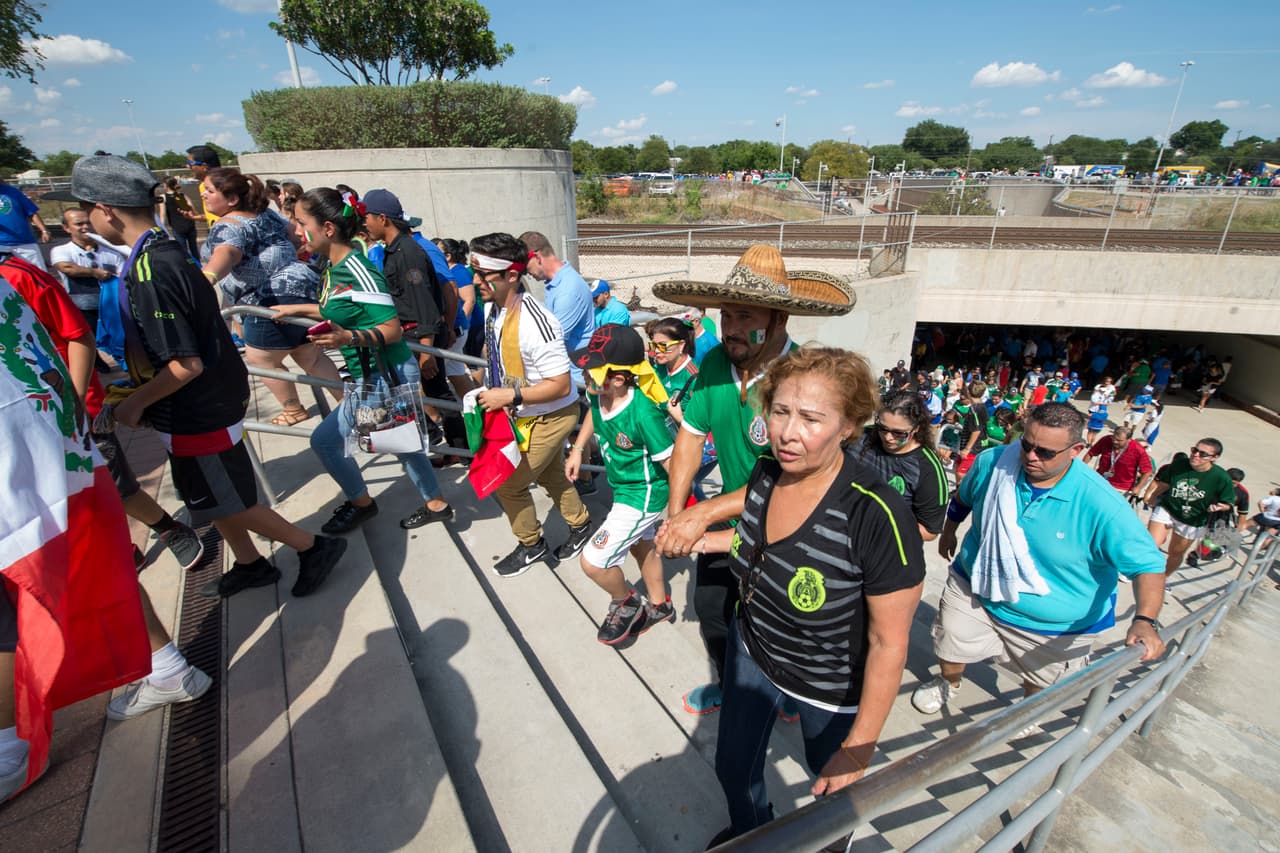 La colonia mexicana se hizo sentir en la previa, llegando en gran cantidad al estadio.