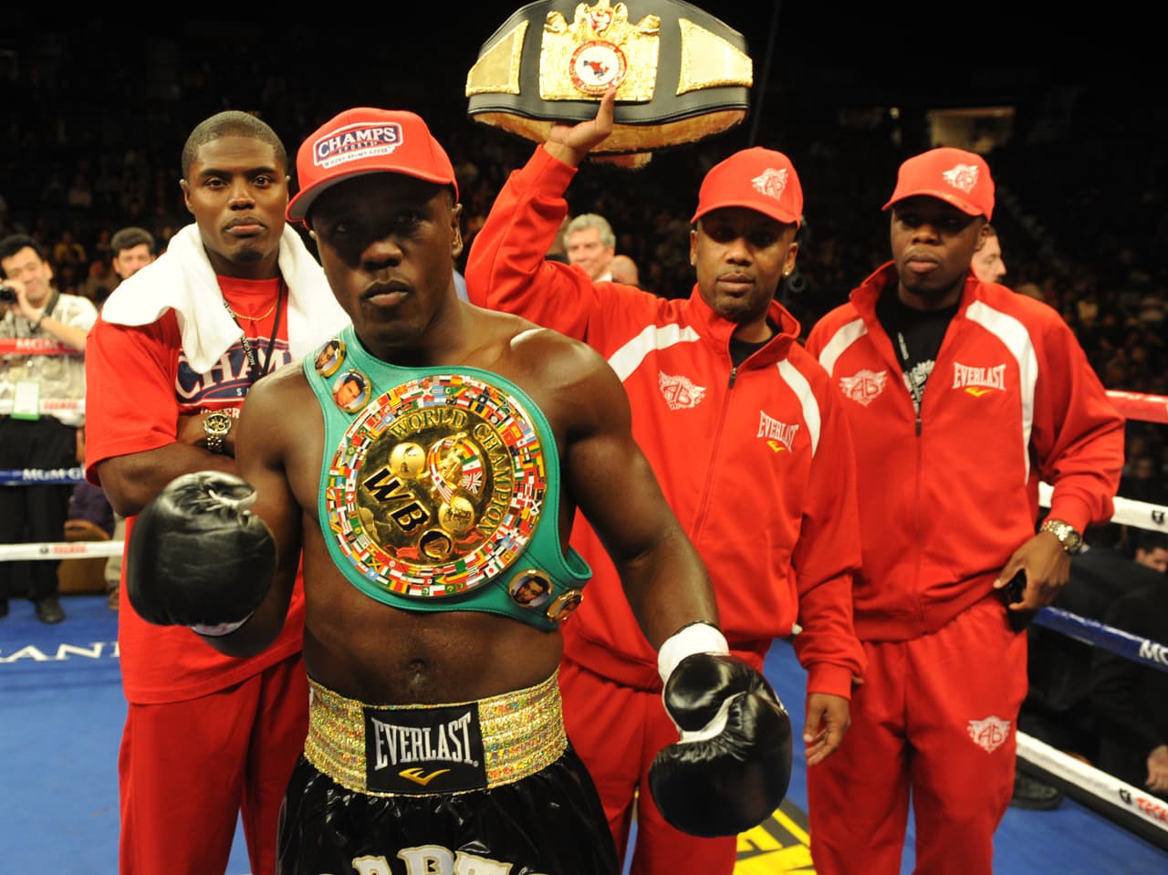 El deportista avecindado en Florida, creció como la espuma y en su pelea número 22 disputó el título mundial vacante welter del Consejo Mundial de Boxeo ante el mexicano Miguel Ángel Rodríguez. Berto se alzó con el triunfo por nocaut técnico en siete rounds.