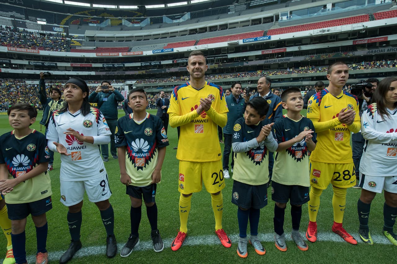 Las Águilas, tanto el equipo varonil y femenil, convivieron con los aficionados y se tomaron la foto oficial con ellos en el Estadio Azteca.
