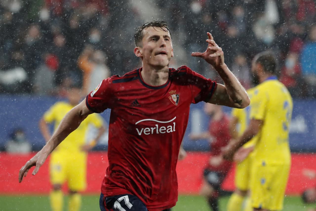 Osasuna se impone a Cadiz 2-0 durante la fecha 20. Ante Budimir y Enrique Barja le dieron el triunfo a los locales en El Sadar.