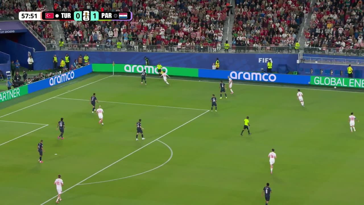¡TIRO ATAJADO! disparo por Merih Demiral.
