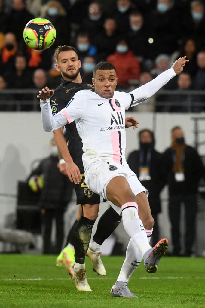 Georgino Wijnaldum evita las burlas hacia el PSG en el minuto 90+2, pone el empate 1-1 y rescatan un punto.