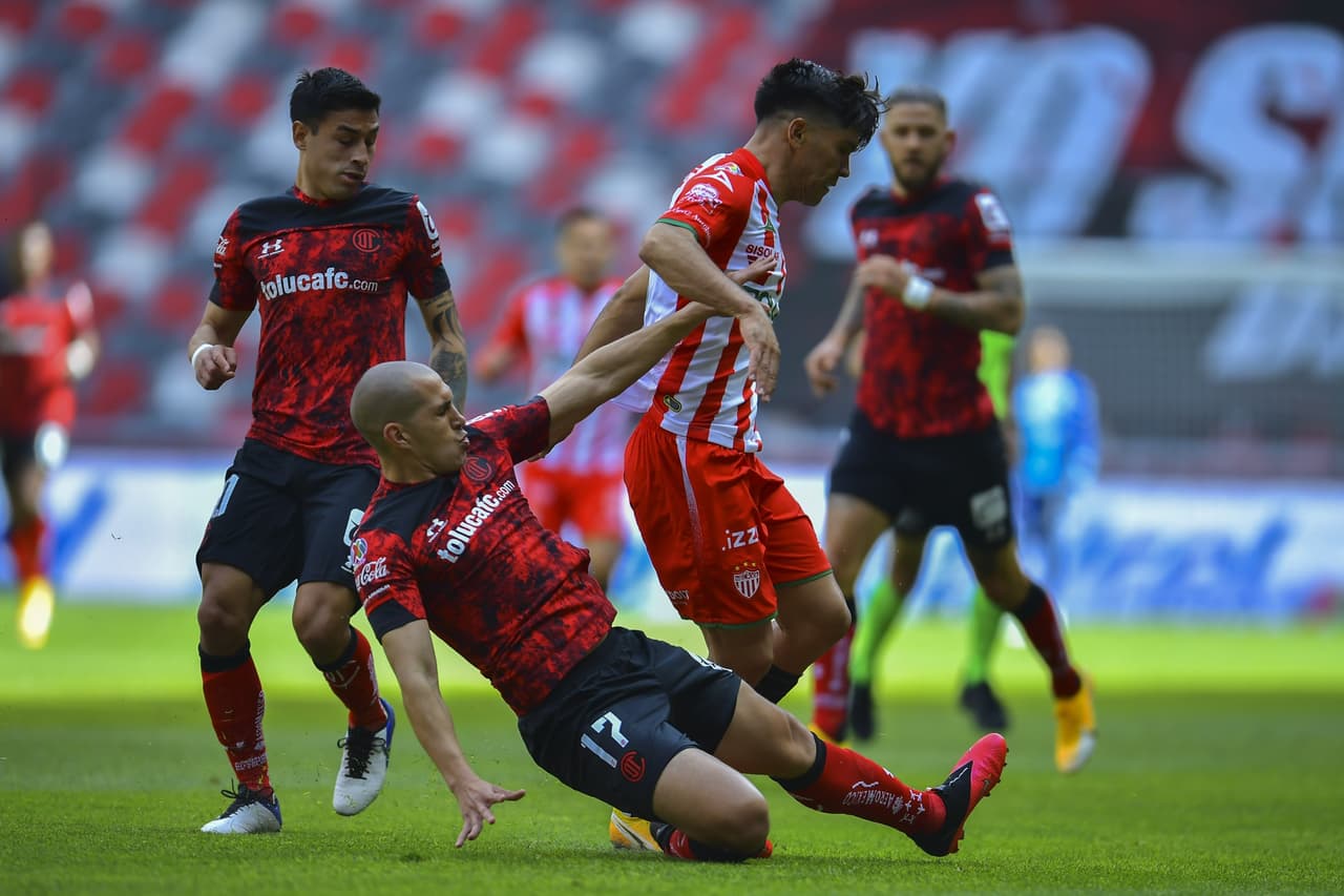 Toluca se impone ante Necaxa 2-0 , durante la tercera jornada del Torneo Guard1anes de la Liga MX. Michael Estrada, de penal, logró hacer el primer tanto, mientras que Joao Plata, de último minuto, anotó el gol que aseguró la victoria de los 'Diablos Rojos' en casa.