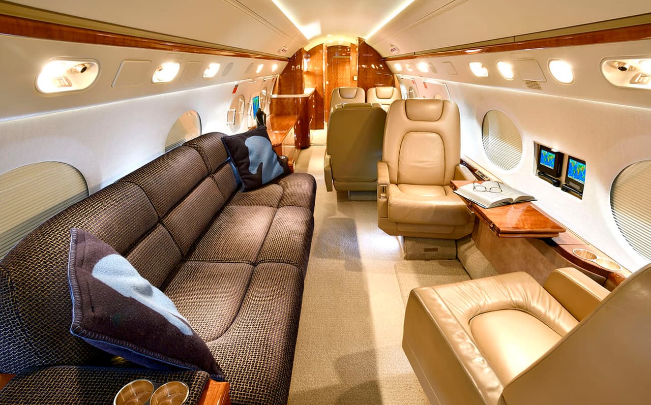 Leonel Messi viaja con estilo, pues este es el jet con el número 10 que adquirió hace poco. El avión incluye una cocina, dos baños y 16 asientos que pueden ser convertidos en camas.