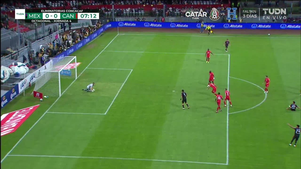 ¡TIRO ATAJADO! disparo por Héctor Herrera.