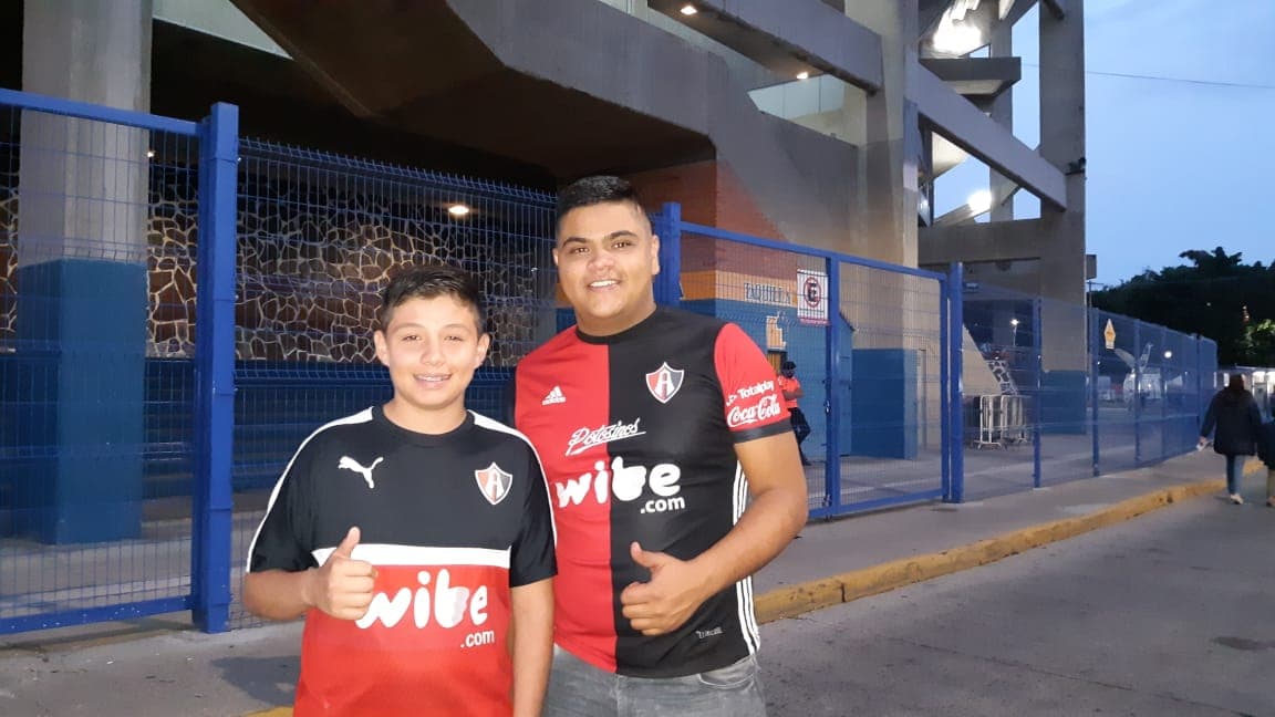 Y a pesar de la crisis aún hay fanáticos que disfrutan ver al equipo de sus amores.