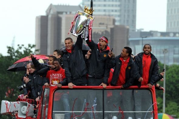 Una vez más, Ferdinand, junto a Nemanja Cidic, sosteniendo la Copa.