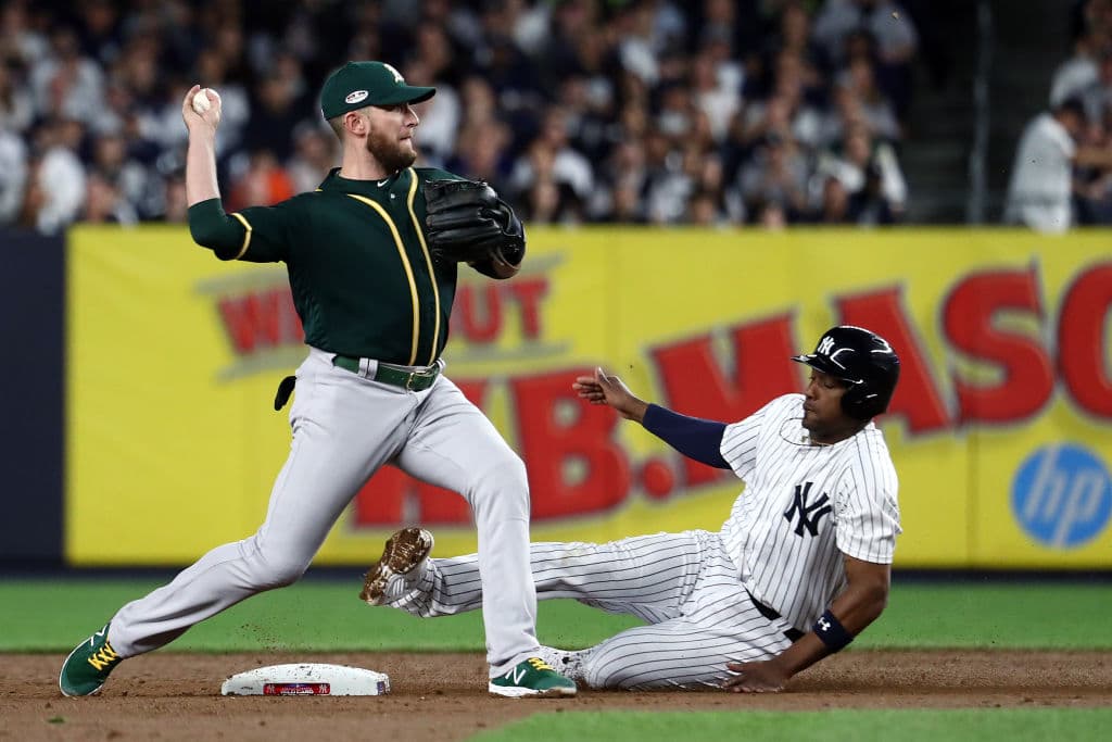 En la quinta entrada el relevista Shawn Kelly también hizo su trabajo y no permitió daño para mantener a tiro de piedra a los Yankees.