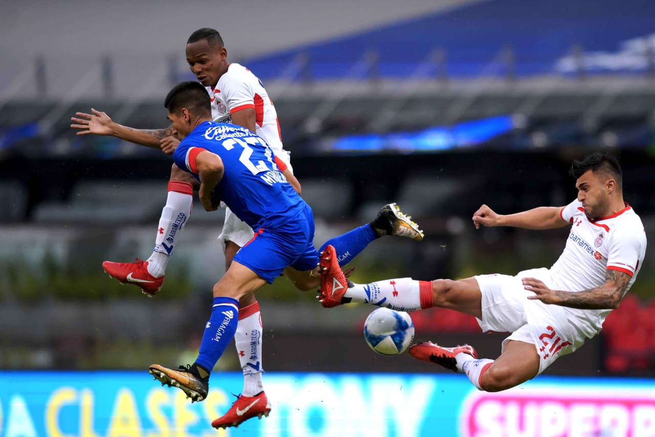 El estado resbaladizo de la cancha hizo que el ritmo de juego fuera a mayor velocidad, lo cual generó imprecisiones e incluso algunas lesiones para infortunio de los visitantes.