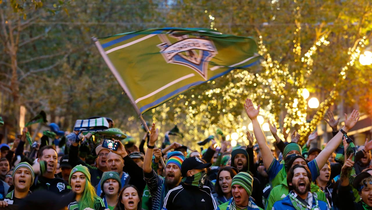 La fiesta en el partido de los playoffs entre Seattle Sounders y Sporting Kansas City por la conferencia Oeste de la MLS se prendió en Seattle.