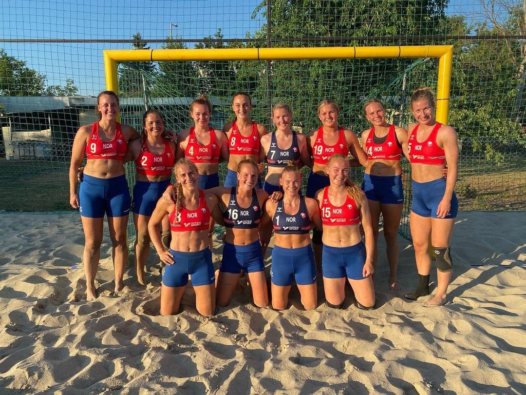 Acto seguido, el equipo fue multado por $1,700 dólares por “vestimenta inadecuada”.