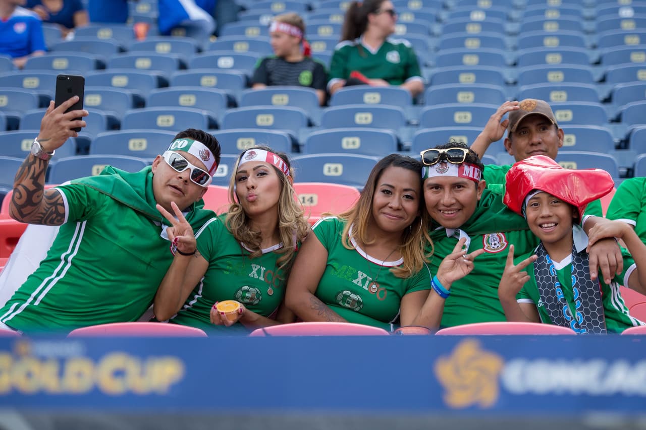 La familia mexicana llegó a las tribunas para prender la fiesta a favor del Tri.