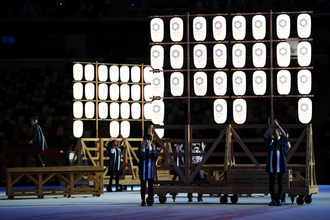 Los pictogramas y logos de Tokyo 2020 aparecieron desde el primer momento en la ceremonia en clara señal de alegría.