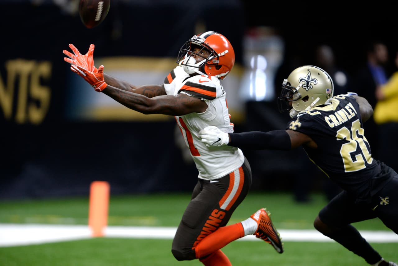 Y su pase de anotación fue un muy largo envío, de 47 yardas en conexión con Antonio Callaway (11) para poner el juego 18-18 con 1:16 restando en el partido.