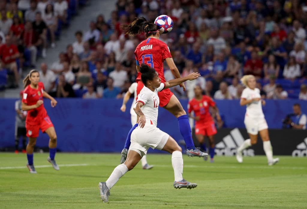En la parte final del primer tiempo, con el juego igualado a un gol por bando, Alex Morgan recibió un centro elevado en el área. Brincó, se separó de su marcadora, e impactó de este modo el esférico.