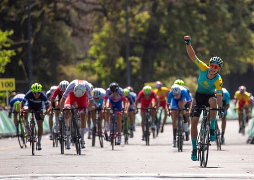 En esta foto levanta el puño Gleb Brussenskiy de Kazajistán al celebrar la medalla de oro de su equipo en la prueba de Criterium combinado para hombres en el ciclismo en Bosques de Palermo.