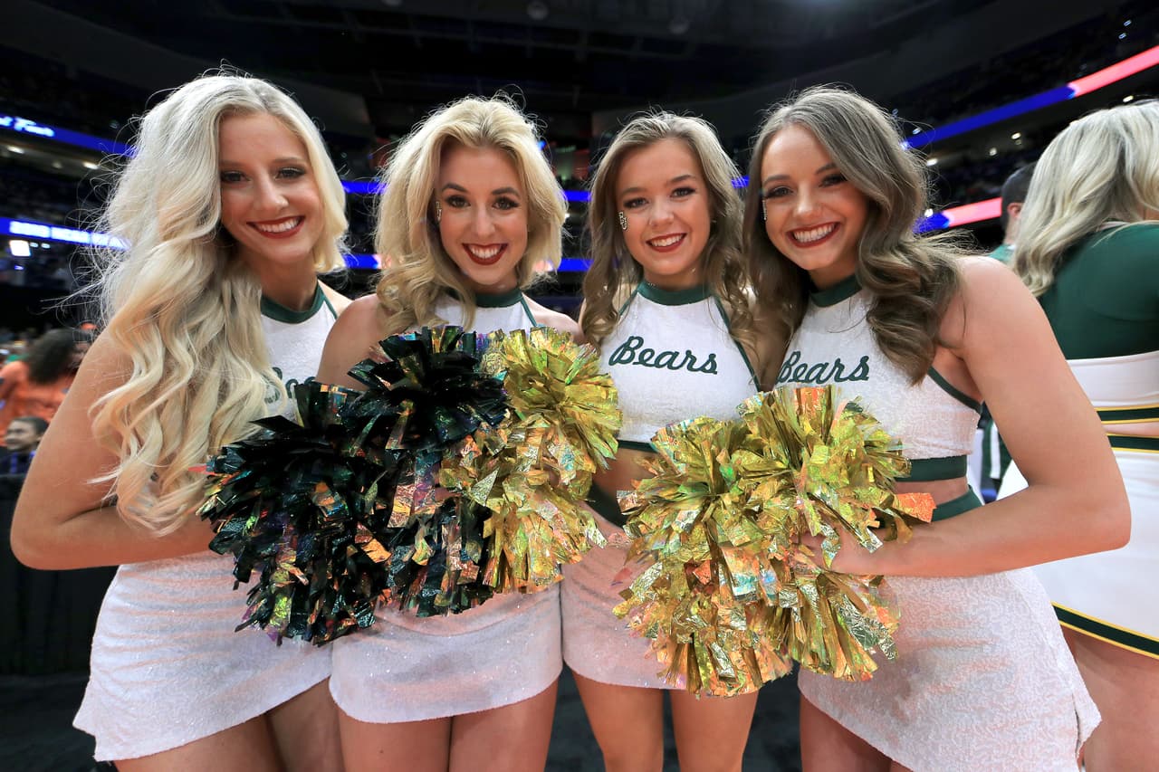 El color y la fiesta son protagonistas en la definición del básquetbol universitario de la NCAA, que tuvo de nuevo a los hinchas y a las porristas como los ejemplos de la alegría fuera de la competencia.