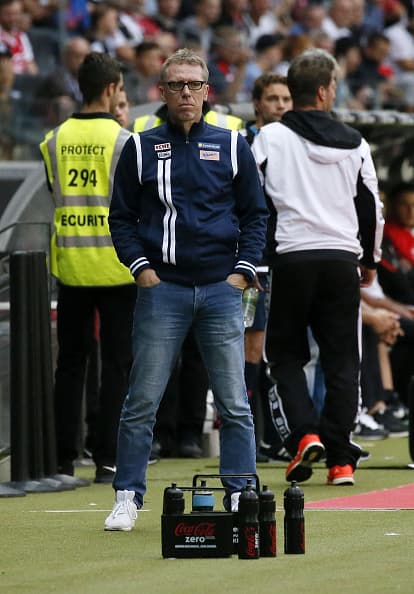 Que su pose de técnico matón no engañe a nadie. Stöger es de los más simpáticos de la Bundesliga.