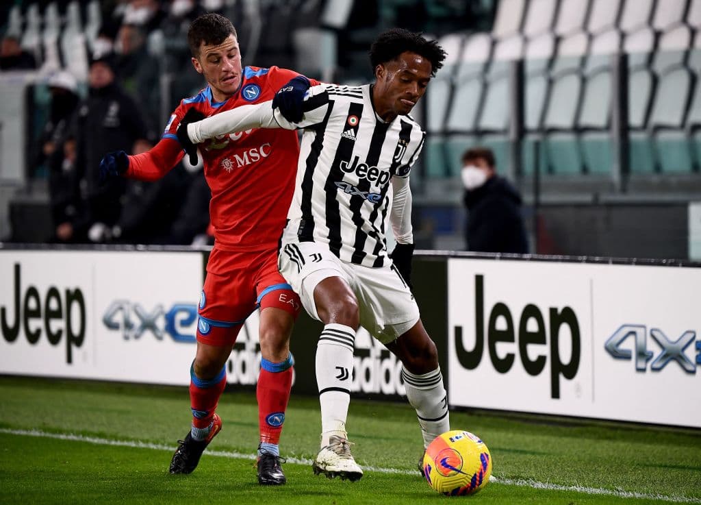 Napoli y Juventus empatan durante la Jornada 20 de la Serie A. Dries Mertens le daba la victoria a los de Spalleti a los 23' minutos, pero Federico Chiesa emparejó el encuentro al minuto 54'. El mexicano Hirving Lozano se perdió el encuentro tras dar positivo a COVID-19.