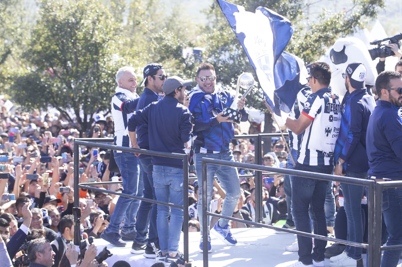 Los Rayados disfrutan del campeonato con su gente en el desfile que congregó a miles de personas desde el Parque Fundidora hasta su estadio.
