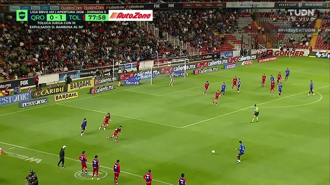 ¡GOL!  anota para Querétaro. Santiago Homenchenko