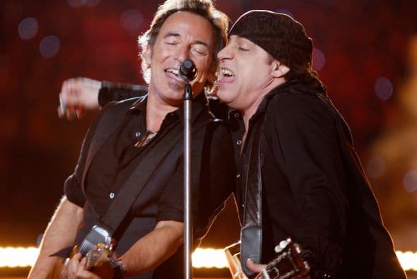 Durante el Super Bowl XLIII, Bruce Springsteen y el guitarrista Steven Van se apoderaron del micrófono en el 'halftime'.