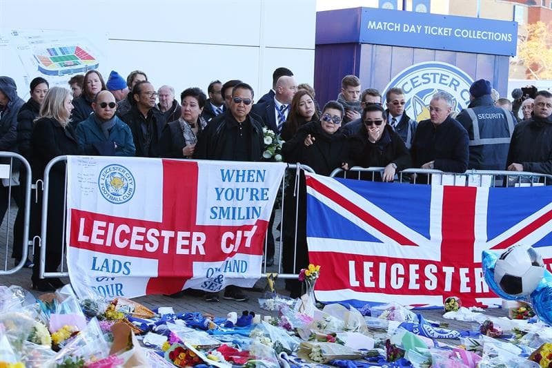 La esposa y el hijo de Vichai Srivaddhanaprabha, propietario del Leicester City, presentaron sus ofrendas junto miles de hinchas del club que se despidieron del hombre que falleció en un accidente de helicóptero de forma trágica.