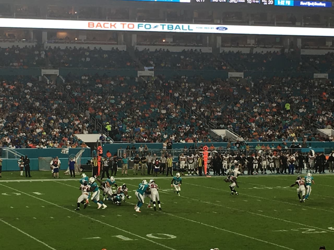 Miami revivió la pasión en la pretemporada de la NFL con el triunfo de los Dolphins 23-20 contra Atlanta Falcons y los fanáticos compartieron sus vivencias en alrededores del estadio y tribunas.