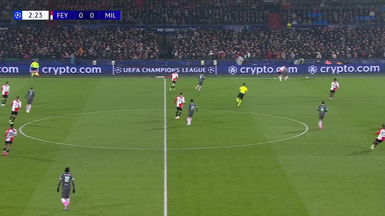 ¡TIRO ATAJADO! disparo por Tijjani Reijnders.