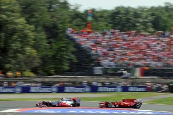 Las tribunas del Circuito de Monza apoyaron en todo momento al piloto de la Ferrari.