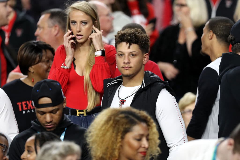 Entre la multitud estaba un egresador de los Red Raiders y quarterback de los Kansas City Chiefs en la NFL, Patrick Mahomes, asistiendo a ver a su alma mater Texas Tech ante Virginia.