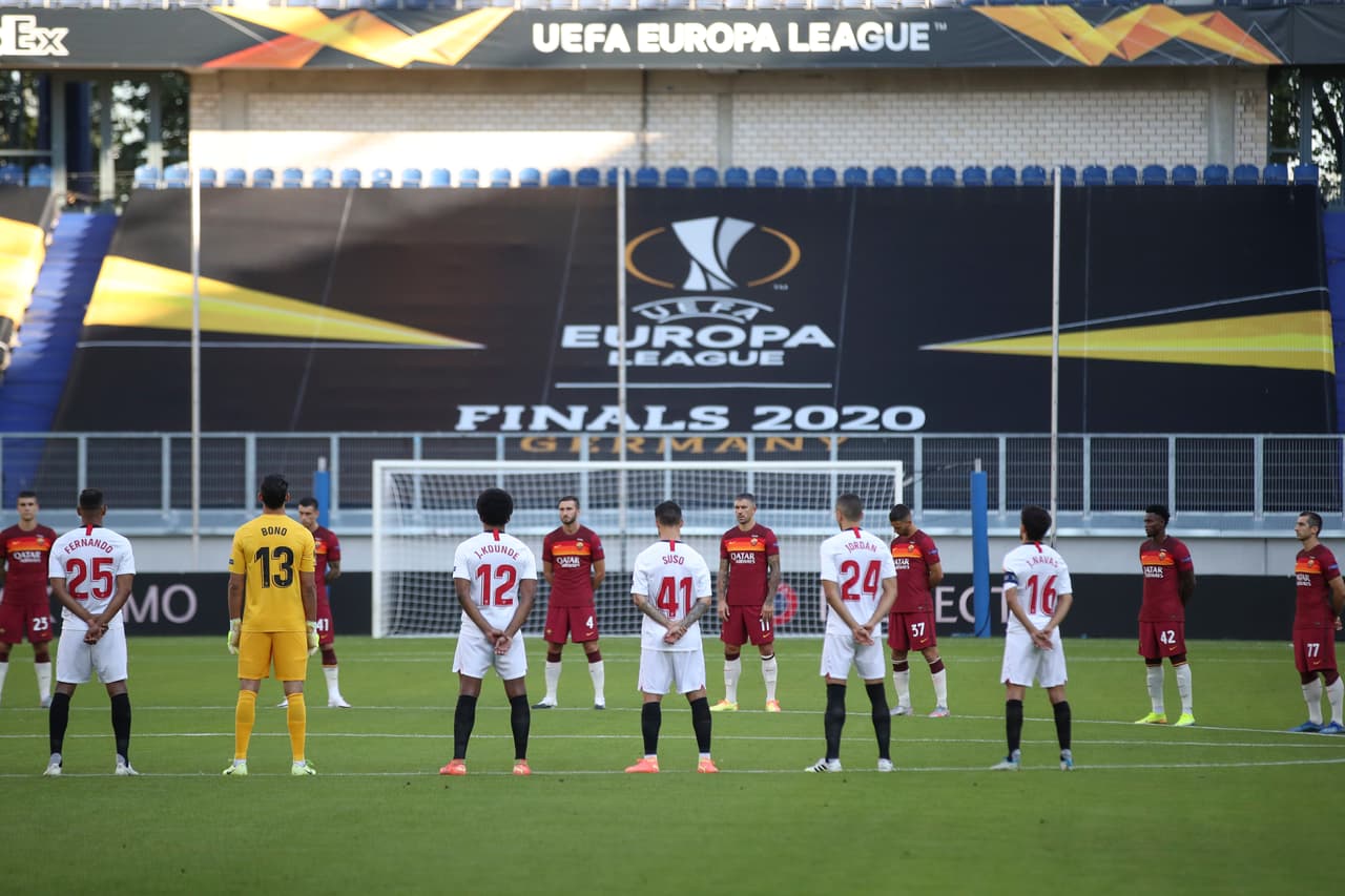 Se escuchó el himno de la Europa League y tomaron un minuto de silencio por las víctimas de la pandemia.