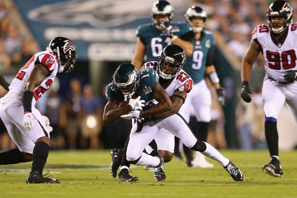 La defensiva de los Falcons empezó a fajarse y a tratar de equilibrar la balanza. Esto le permitió a la ofensiva tener de nuevo el balón a inicios del cuarto periodo.