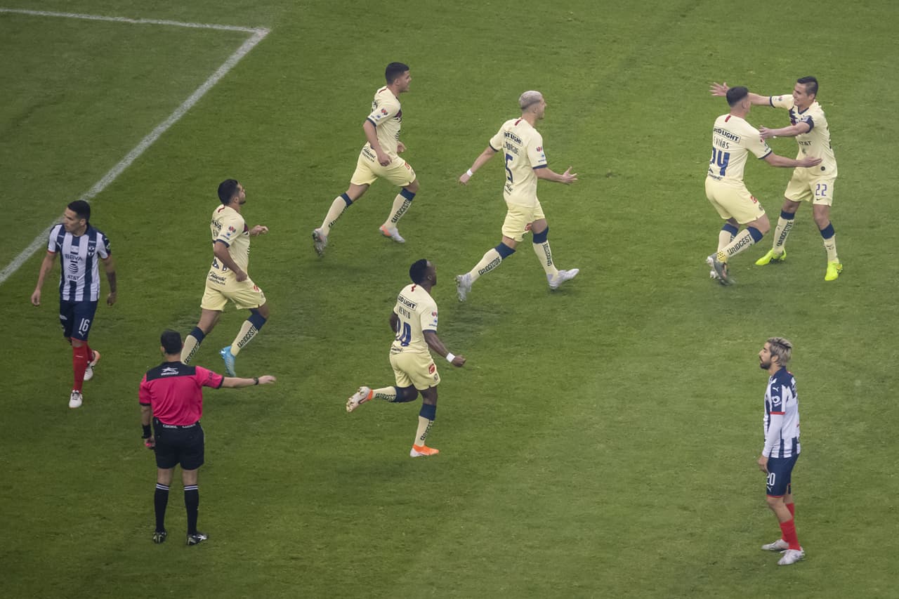 Federico celebrando su gol con Paul Aguilar y el resto del equipo.
