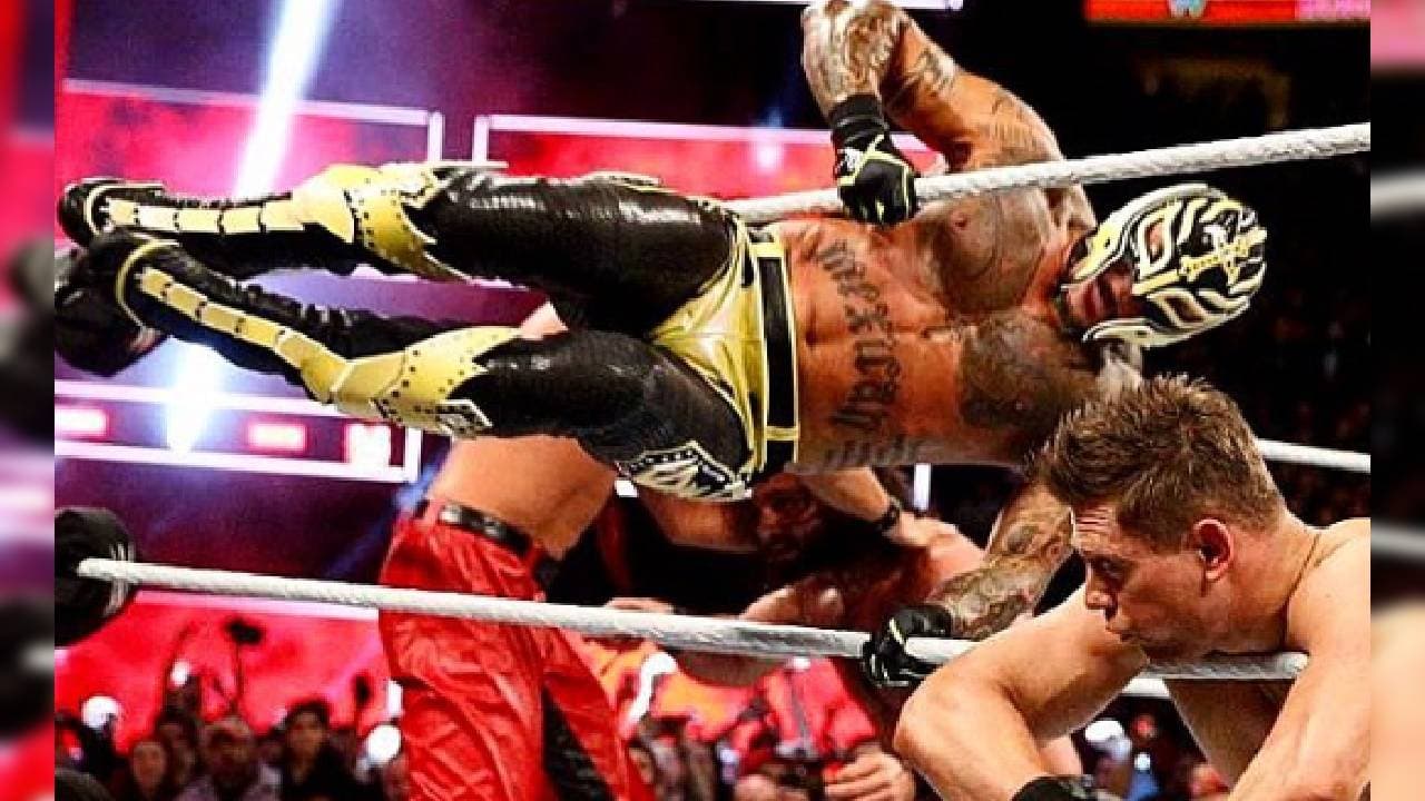 El ícono de la lucha libre aplicando el famoso ‘619’ a Mike ‘The Miz’ Mizanin.