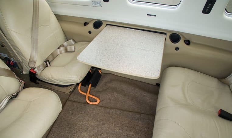 A pesar de lo angosto que puede llegar a ser, es una aeronave con todas las comodidades posibles para viajes de corta y mediana duración.