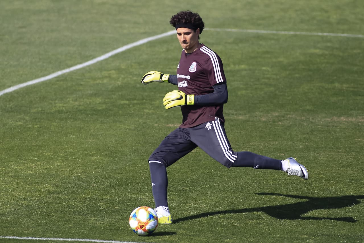 Portero: Guillermo Ochoa