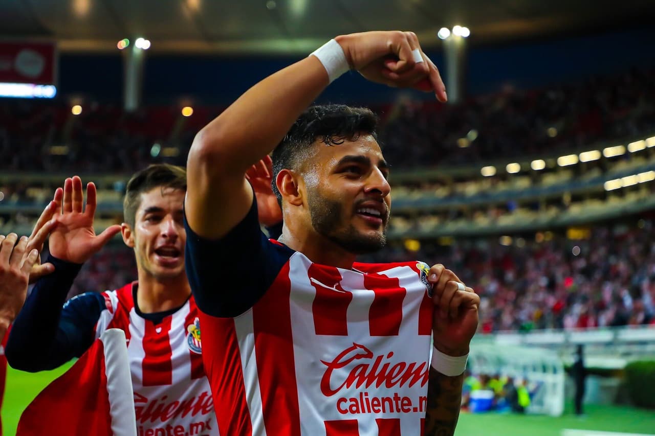 Alexis Vega deja ver que se queda en Chivas con festejo de gol