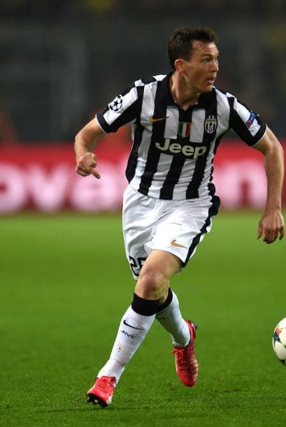 26 STEPHAN LICHTSTEINER Este defensor suizo se desempeña como lateral derecho en la Vecchia Signora donde no se perdió ni un solo minuto de los 12 partidos de la Juve en el torneo donde acumuló tres tarjetas amarillas. Es un jugador con mucha garra y potencial para hacer buenas coberturas en el terreno corto y juego aéreo.