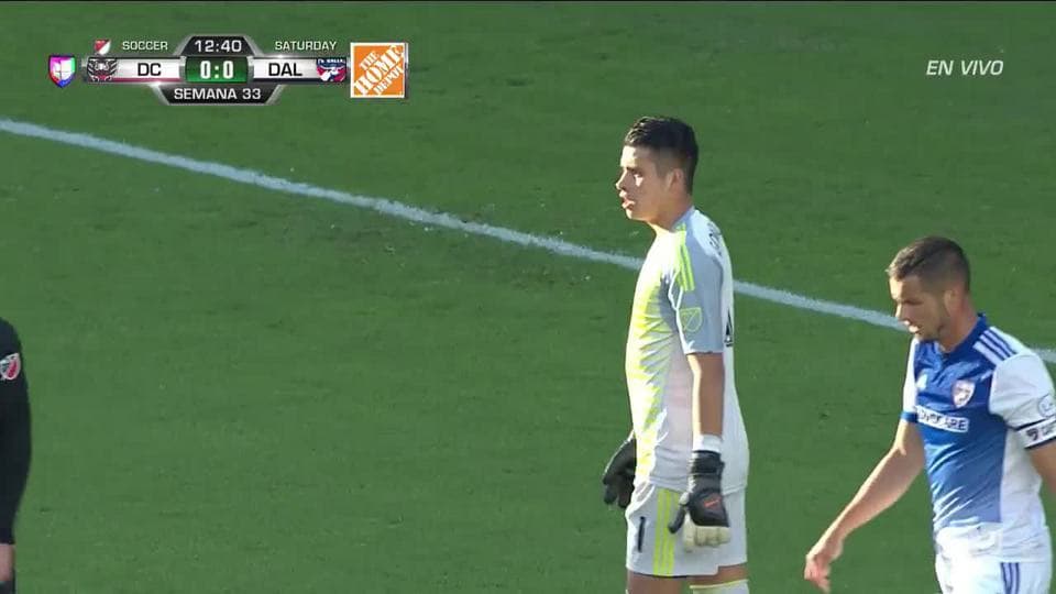 Matt Hedges despeja el balón y aleja el peligro