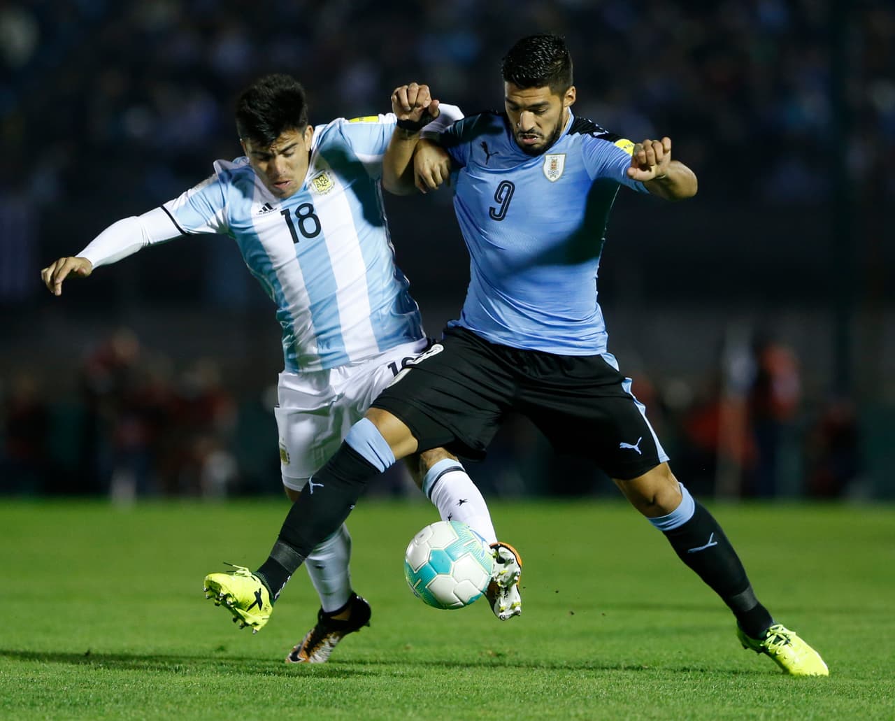 MONTEVIDEO, URUGUAY - AUGUST 31: Marcos Acuña of Argentina fights for the ball with Luis Suarez of Uruguay during a match between Uruguay and Argentina as part of FIFA 2018 World Cup Qualifiers at Centenario Stadium on August 31, 2017 in Montevideo, Uruguay. (Photo by Gabriel Rossi/Getty Images)