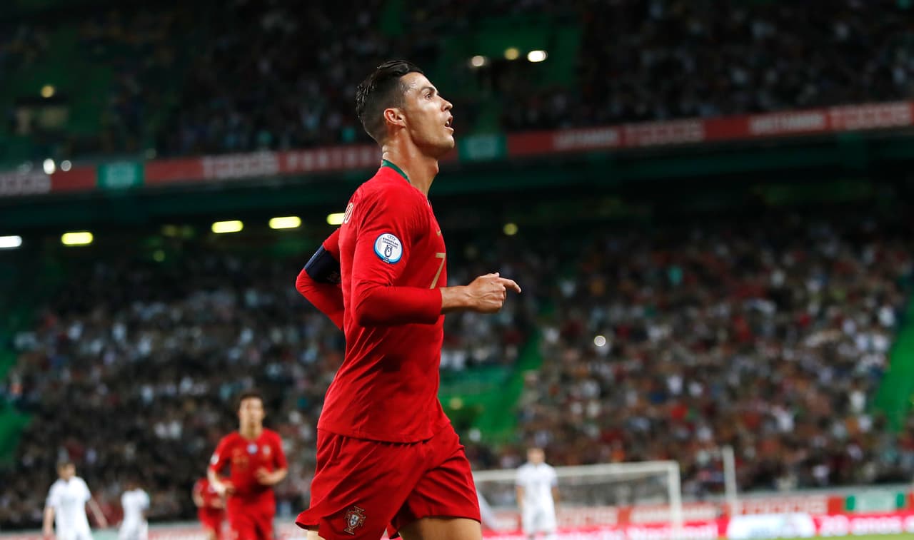 Los tres máximos anotadores en la historia del futbol son Pelé, Romario y Bican.