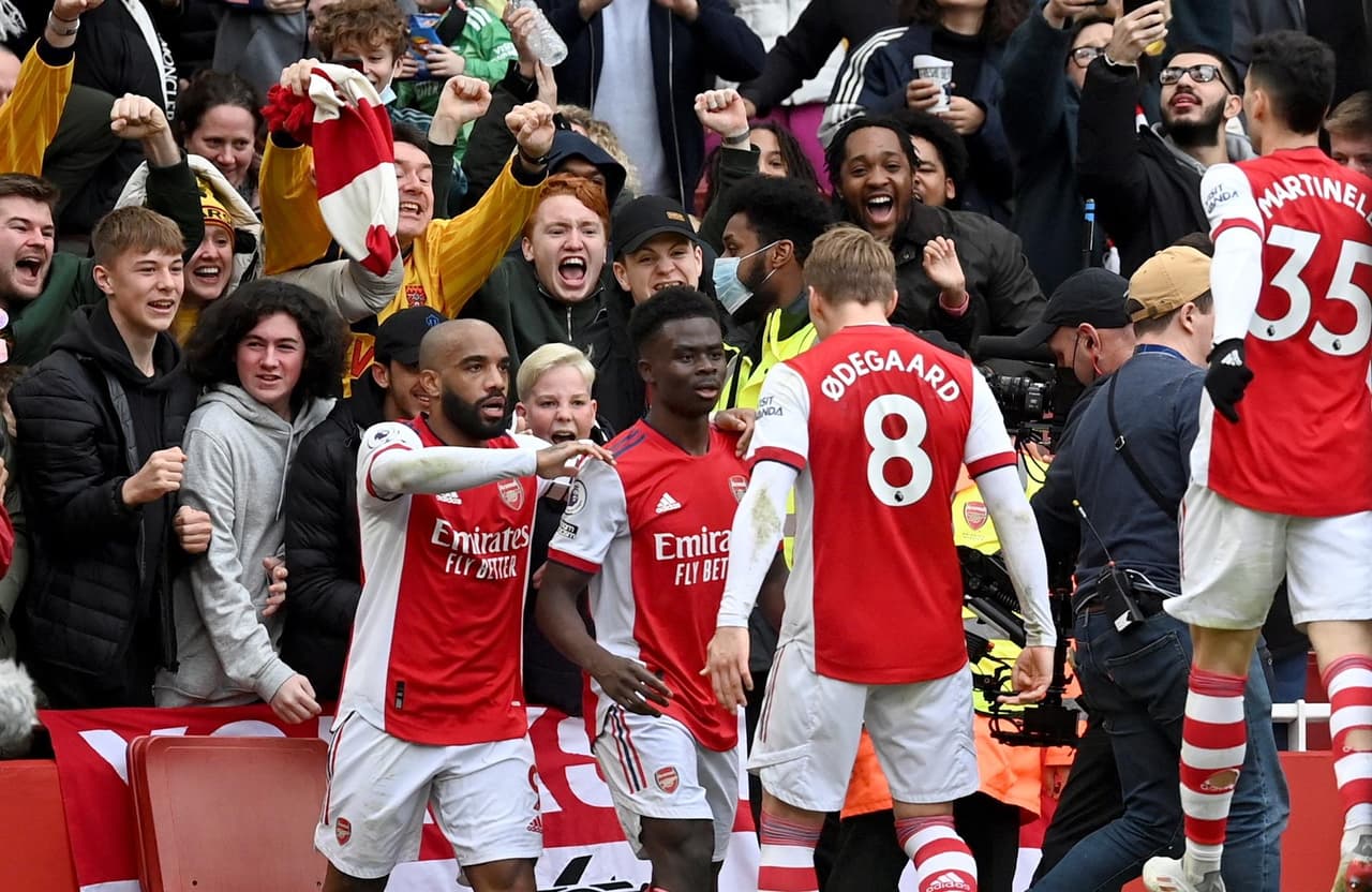 Manchester City saca triunfo de último minuto ante Arsenal durante la Jornada 21 en la Premier League. Bukayo Saka abrió el marcador a favor de los Gunners al 31', pero fueron Riyad Marez con un penalti quien igualaba el marcador y Rodrigo Hernández Cascante anotaba al 90+3' para sumar otros tres puntos y seguir líderes de la tabla.