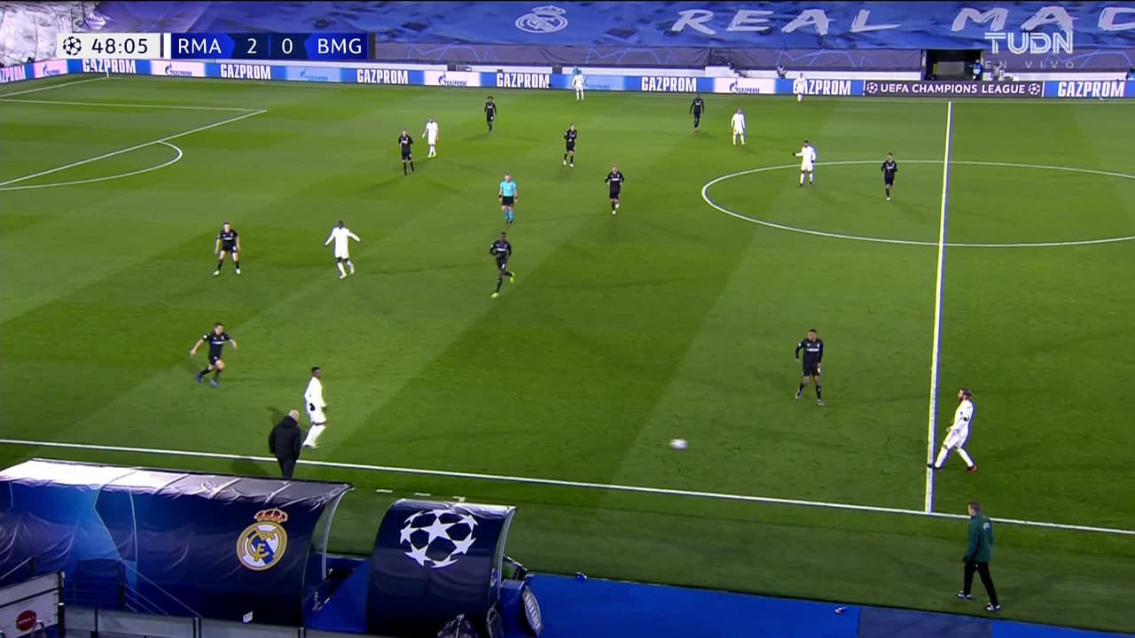 ¡TIRO ATAJADO! disparo por Karim Benzema.