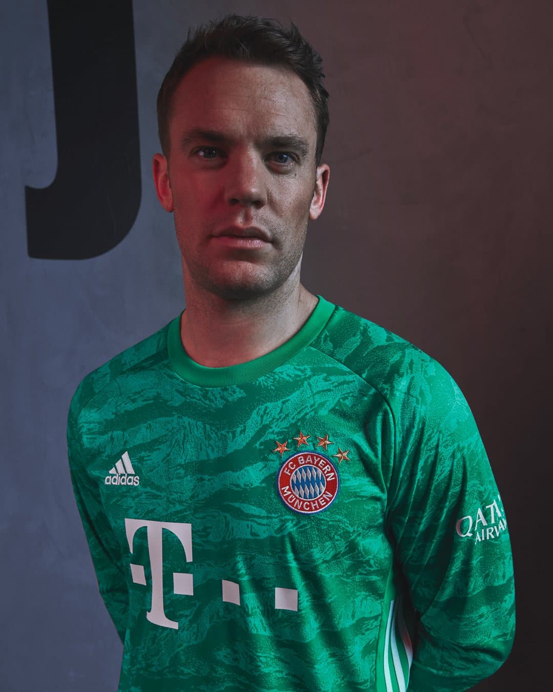 El Bayern Múnich ha hecho el lanzamiento de su nueva playera para la próxima temporada, la cual será estrenada en los últimos duelos del equipo: la Final de la DFB Pokal (ante RB Leipzig) y la jornada 34 de la Bundesliga en la que esperan confirmar su título con un triunfo ante Eintracht Frankfurt. El jersey vuelve a tener unas patrones en el fondo y a ser completamente roja, sin detalles azules oscuros.