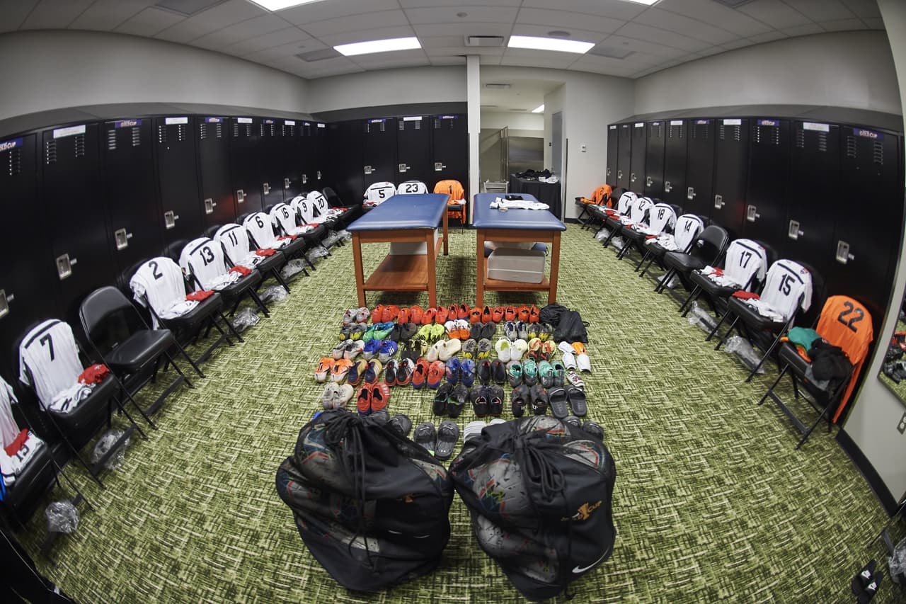 Tremendo ambiente y colorido estaban ya armando las aficiones de cuatro selecciones en medio de una doble cartelera en Children's Mercy Park, en Kansas City, Kansas. Para abrir bocado, Trinidad y Tobago se juega el honor ante Guyana, y más tarde Panamá y Estados Unidos por la cima del Grupo D de la Copa Oro. También captamos la llegada de los jugadores trinitarios y guyanenses para su cotejo.