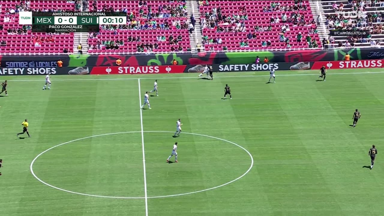 Arranca el partido y la pelota está en juego.