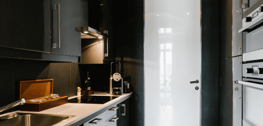 El lujoso hotel de cinco estrellas, Le Royal Monseau, será la casa provisional del astro argentino, pues su salida del Barcelona fue muy repentina. El hotel se encuentra ubicado en 37 Avenue Hoche y fue reformado por el famoso diseñador Philippe Starck. El Parque de los Príncipes se encuentra a tan solo 15 minutos del inmueble.